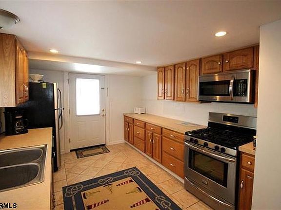 4th image of 846 2nd St