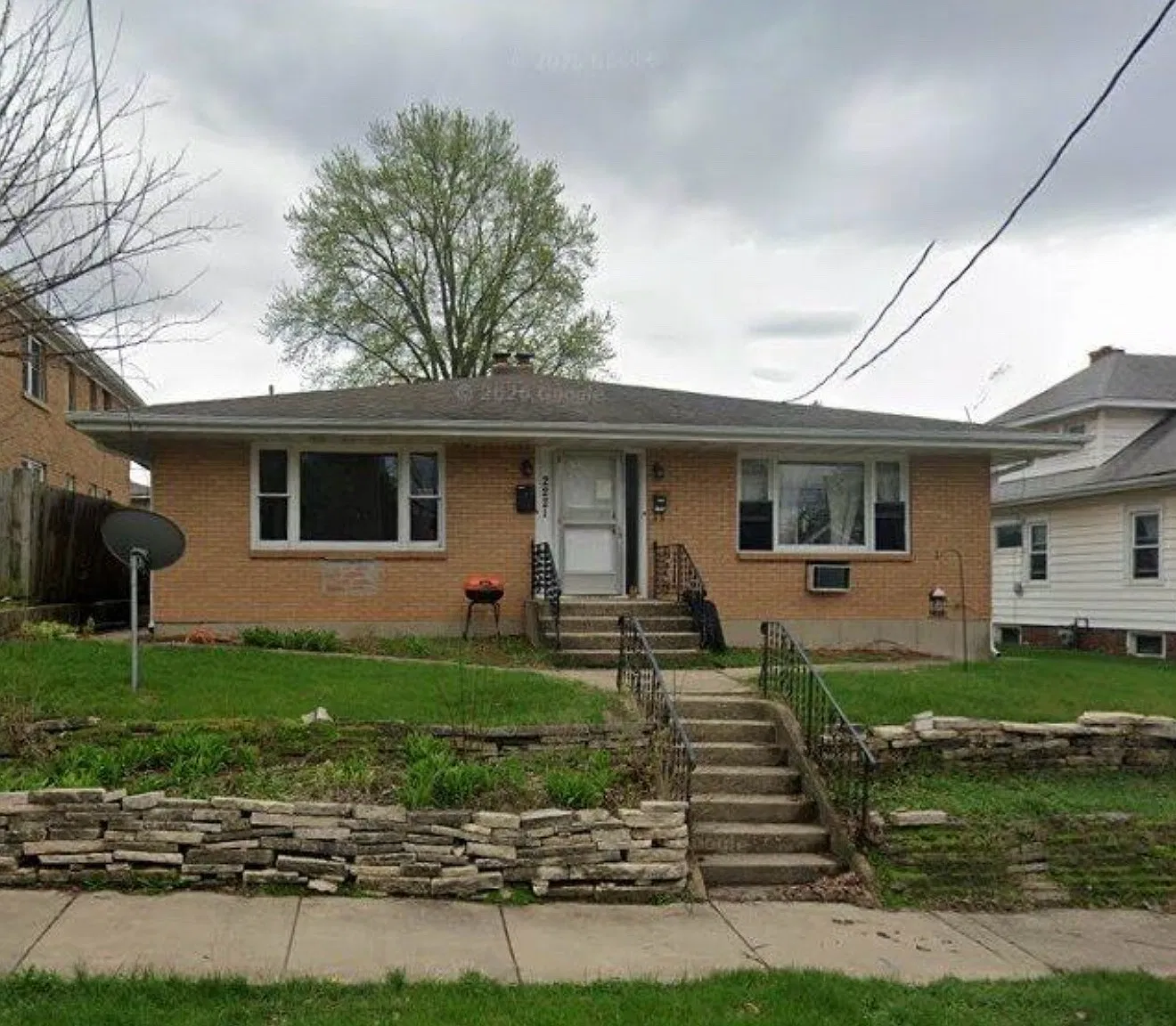 2221 Broadway — Photo 1