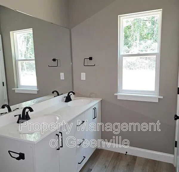 305 Appian Dr — Photo 13