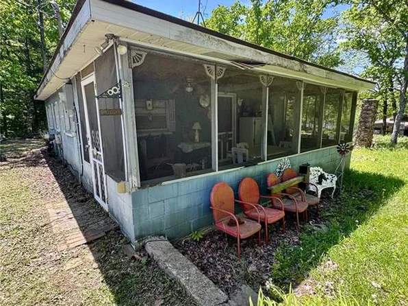 10036 Oak Dr, Bismarck, MO 63624