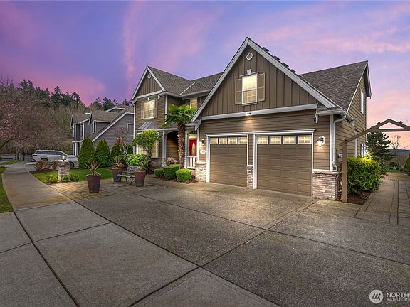 2nd image of 1705 Pointe Woodworth Drive NE