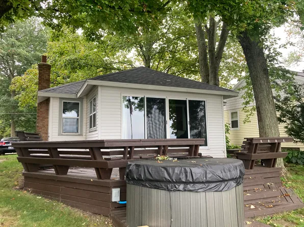 628 Eagle Point Rd, Lake Odessa, MI 48849