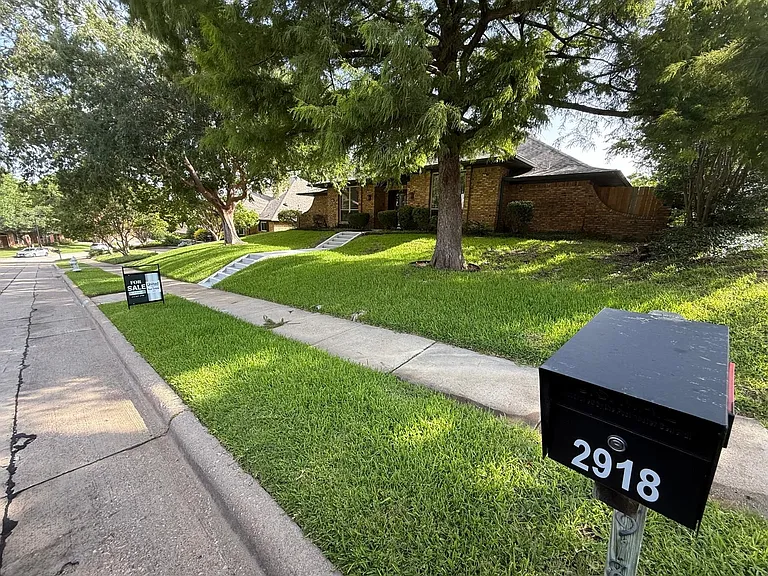 2918 Apple Valley Dr — Photo 1