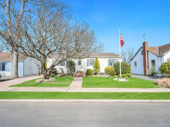 238 Centre Avenue, Lindenhurst, NY 11757