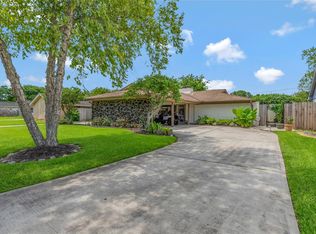 506 Bay Colony Dr, La Porte, TX 77571