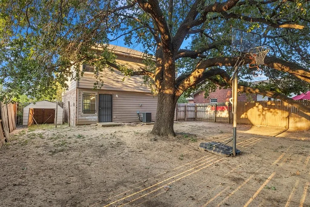 3 bed, 2.0 bath, 1198 sqft, $2,200 — Photo 3