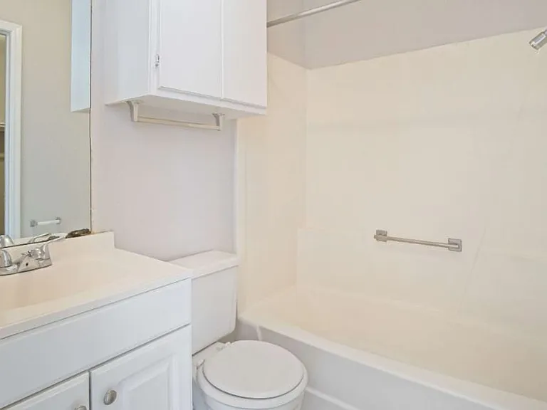 Meridian Place Apartments — Photo 6