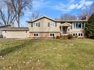 193 Ridgeview Dr, Wayzata, MN 55391