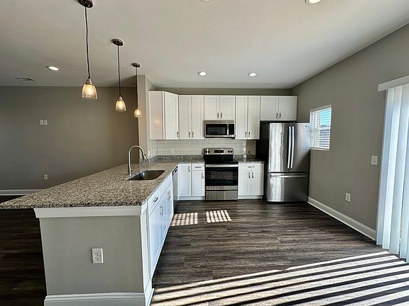 5th image of 60 Emanuel Ct