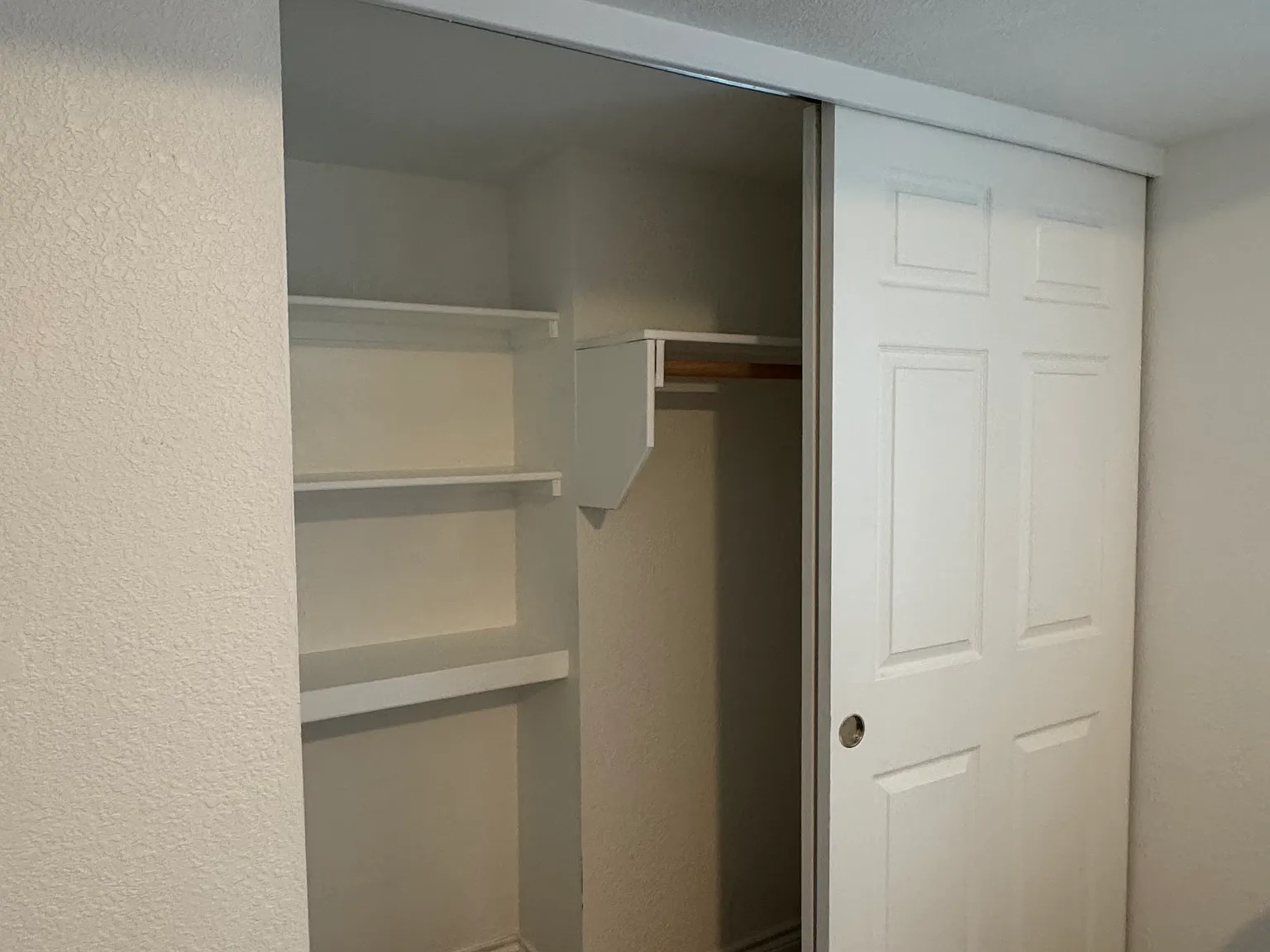8 bed, 2479 sqft, $1,000 — Photo 3