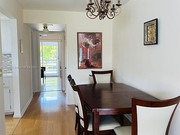 3rd image of 639 Durham W #639