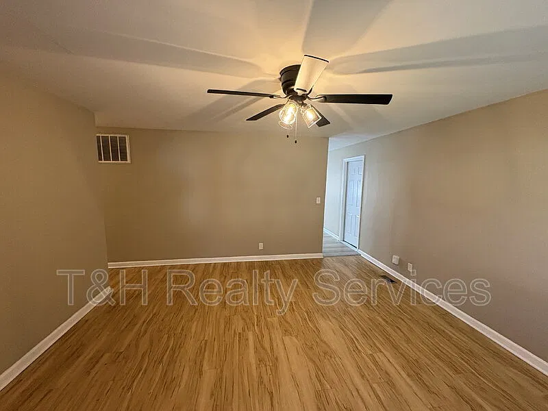 3 bed, 1.0 bath, 1039 sqft, $1,350 — Photo 3