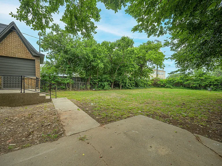 1017 NE 16th St — Photo 5