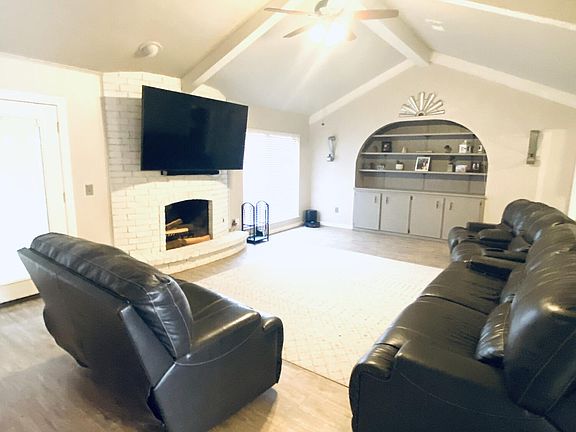 3rd image of 609 Belmont Dr