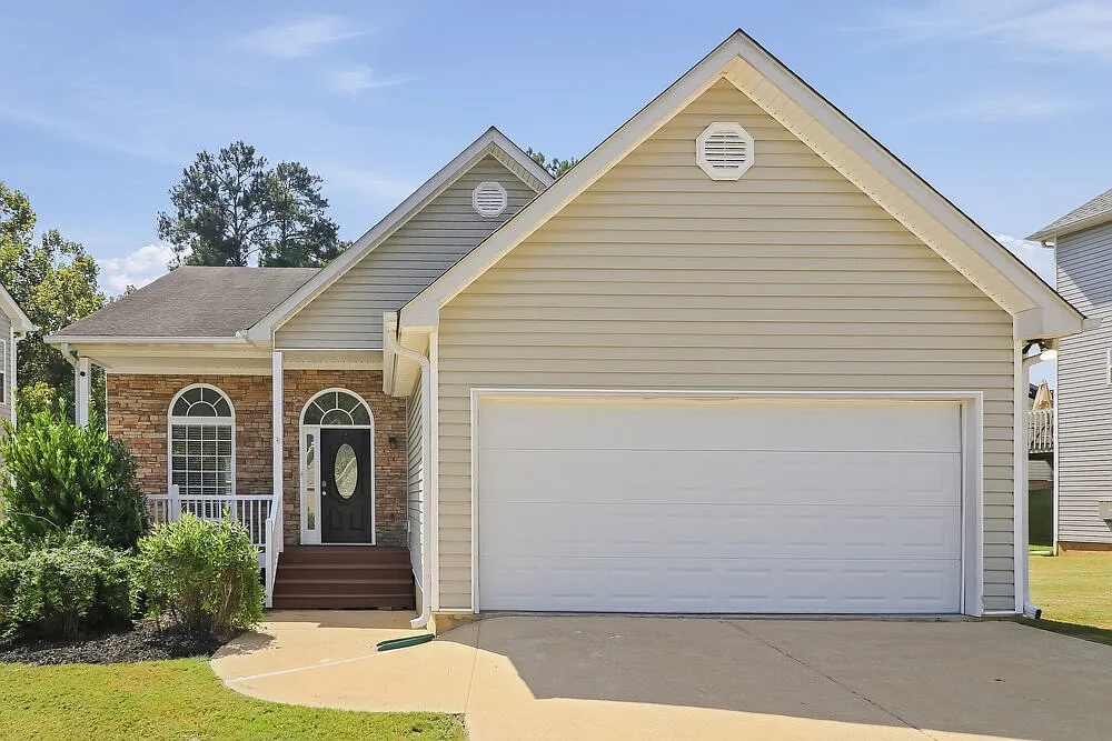 4 bed, 3.5 bath, 2877 sqft, $2,320 — Photo 1