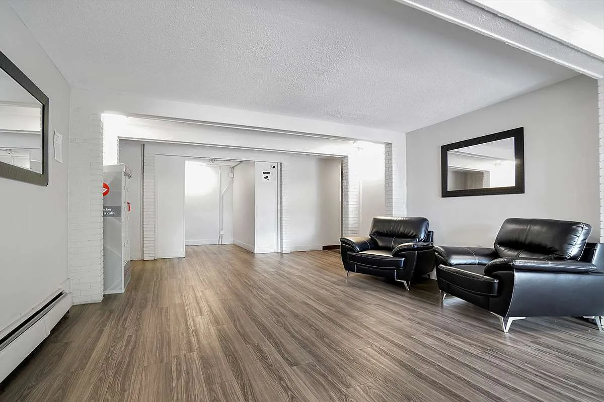 Chateau Delon Apartments — Photo 3