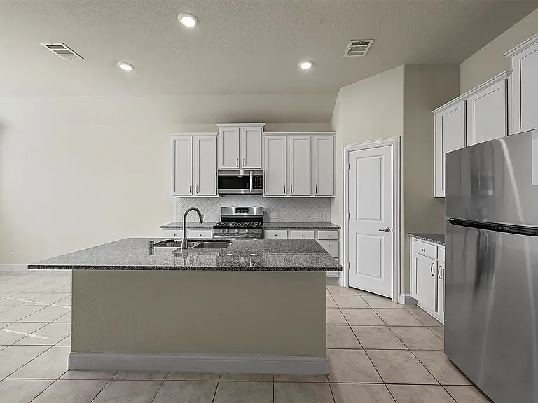 6100 Brunswick Dr — Photo 2