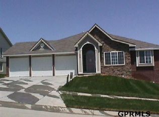 608 Douglas Cir, Elkhorn, NE 68022