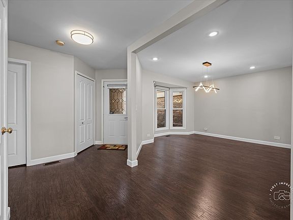 3rd image of 547 Rosebud Dr S