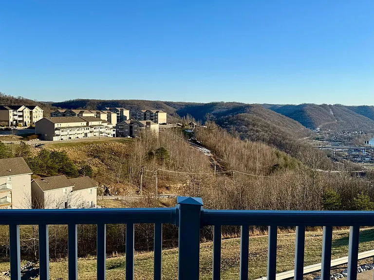 Eagle View Luxury Apartments — Photo 24