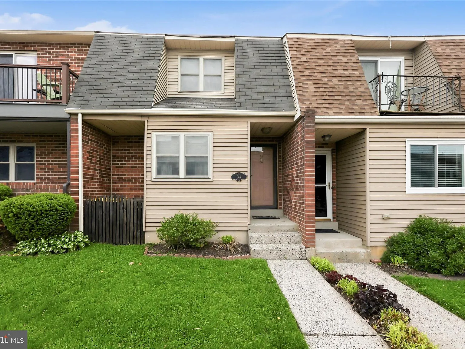 3 bed, 2.0 bath, 1300 sqft, $2,500 — Photo 1
