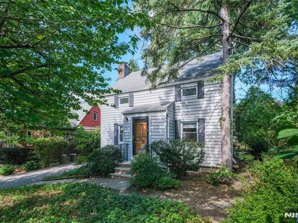141 Moore Ave, Leonia, NJ 07605