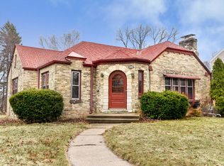 8465 Ravenswood Cir, Wauwatosa, WI 53226