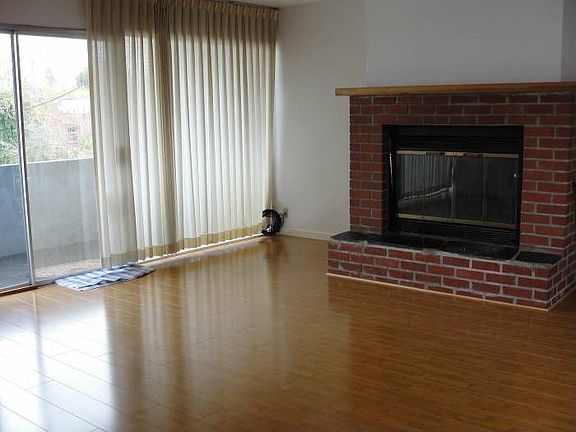 Living rm w/ large window