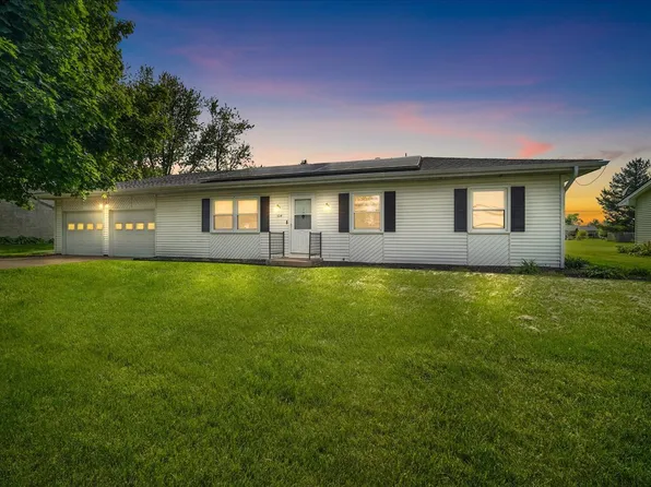 104 Hilton Dr, Lexington, IL 61753