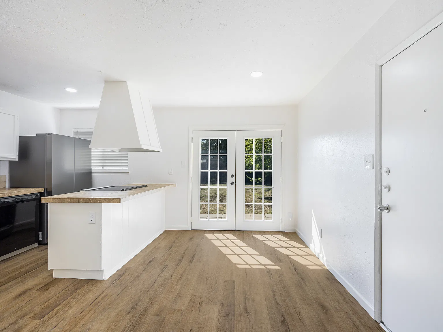 2 bed, 1000 sqft, $1,800 — Photo 2