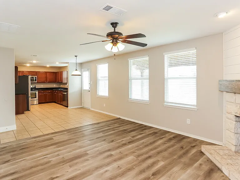 413 Emerald Creek Dr — Photo 6