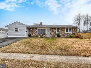 6 Chestnut Ln, Levittown, PA 19055