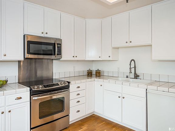 3rd image of 1045 S Van Ness Ave APT 301