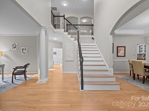 4th image of 263 Fernbrook Dr