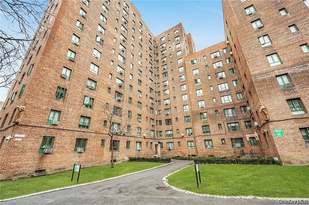 Archer Rd, Bronx — Photo 1