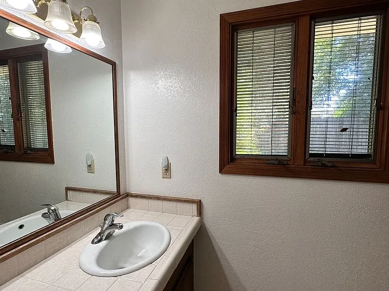 927 Acacia Ln — Photo 21
