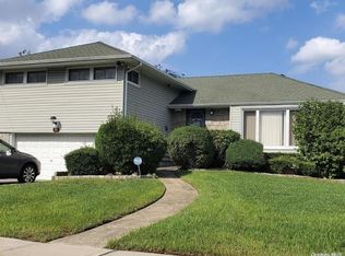 28 Wilbur Ln, Roosevelt, NY 11575