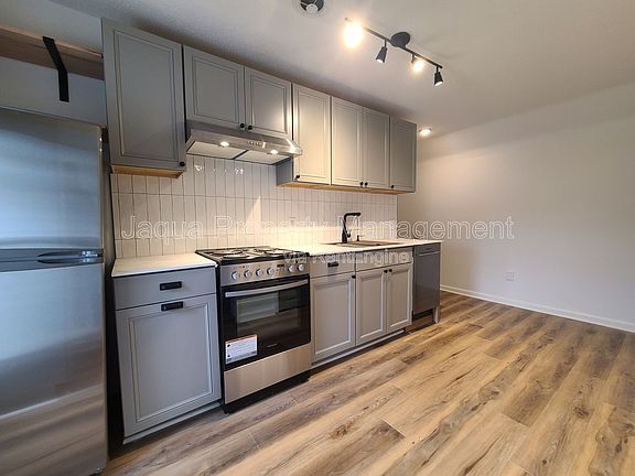3rd image of 556 Broadway St #2B
