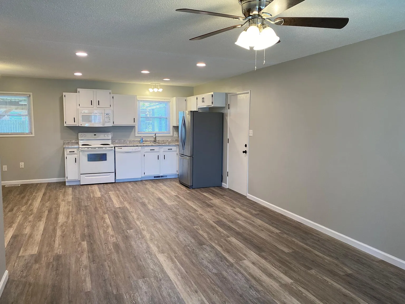 3 bed, 1044 sqft, $1,400 — Photo 2