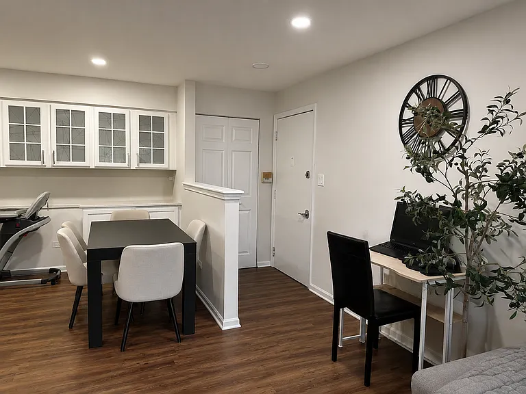 1611 N Windsor Dr #207 — Photo 2
