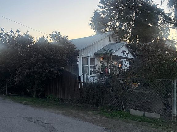 4th image of 131 W 3rd St