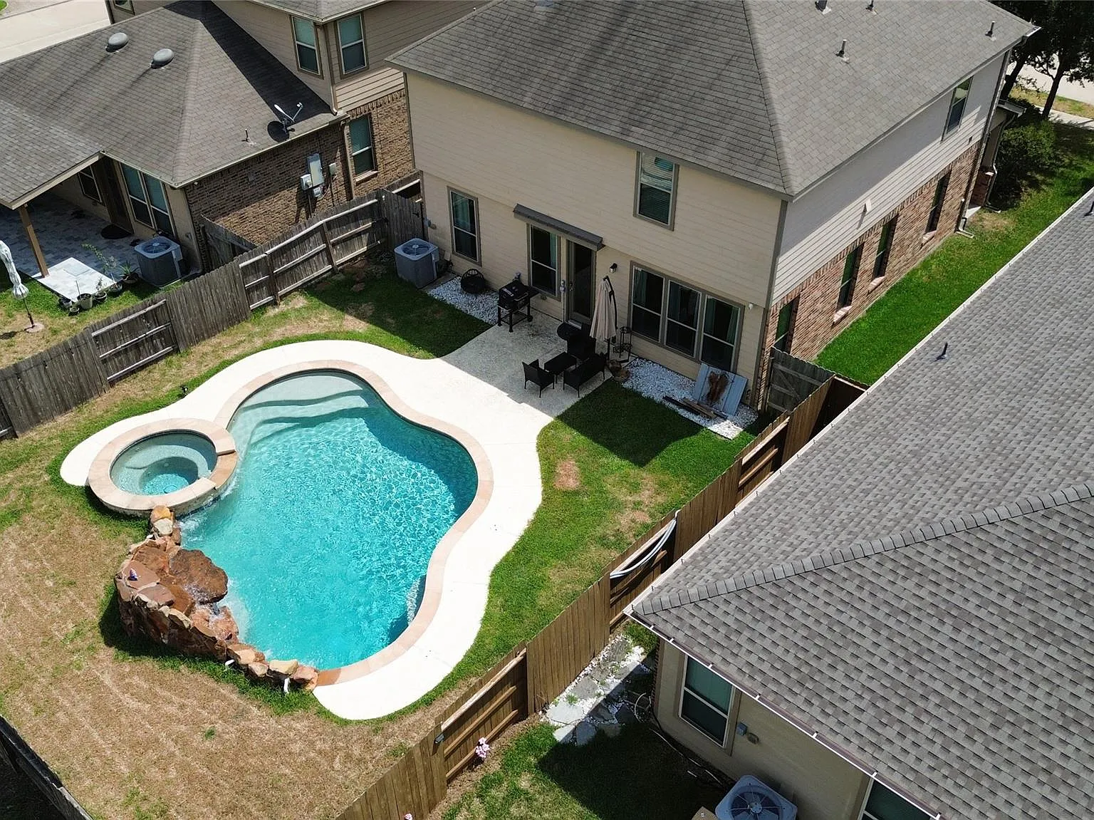 3 bed, 2.5 bath, 2476 sqft, $3,030 — Photo 1