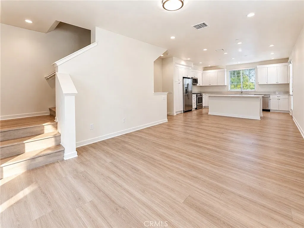 3 bed, 3.5 bath, 1932 sqft, $4,950 — Photo 3