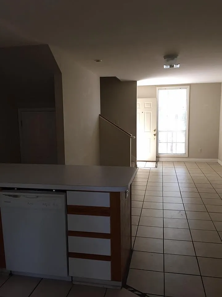 409 W Alabama Ave — Photo 2