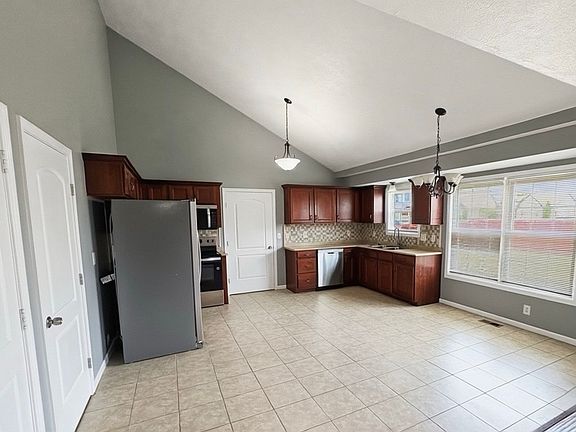 4th image of 1569 Apache Way