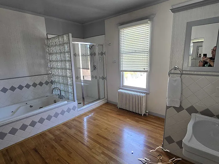 210 N Auburn St — Photo 40