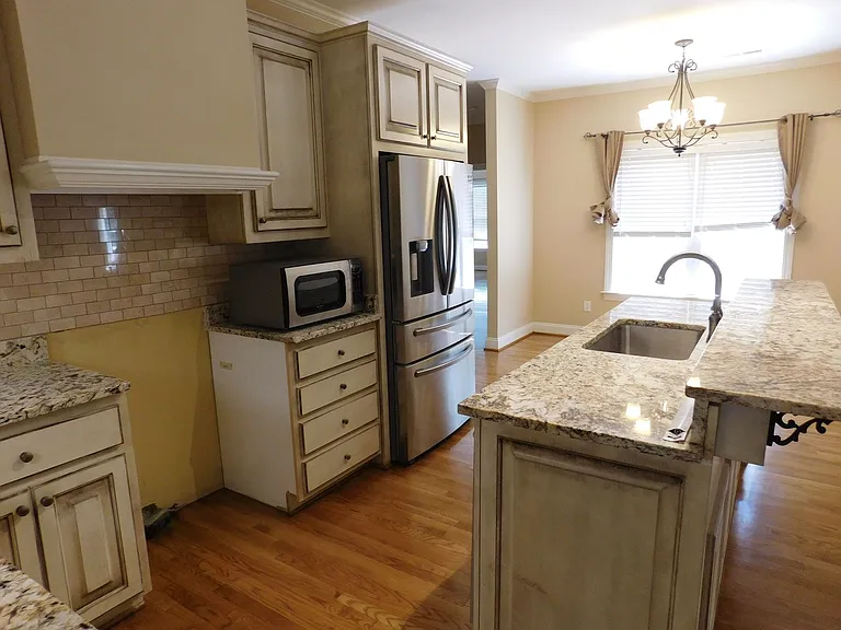 300 Taliaferro Ln — Photo 16