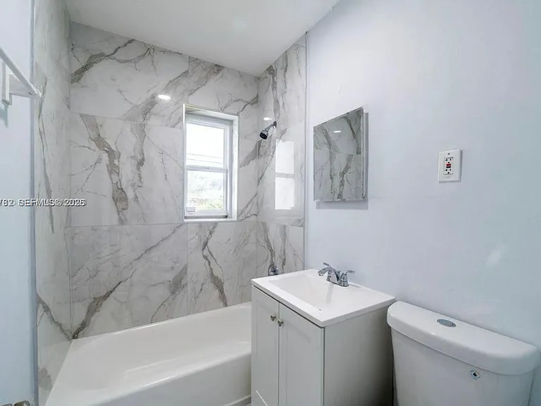 425 NW 14th Way — Photo 8