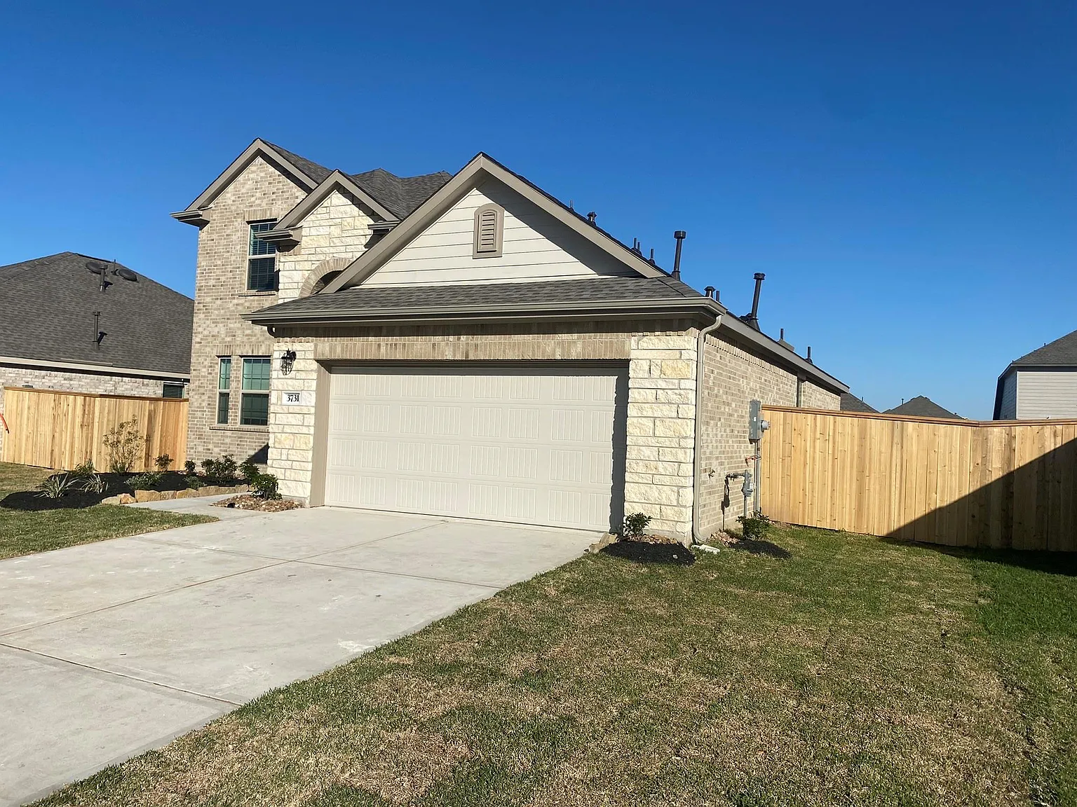 4 bed, 2.5 bath, 2273 sqft, $2,599 — Photo 2