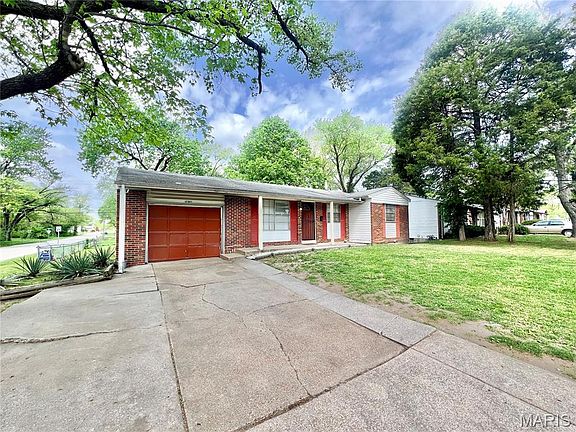 3rd image of 10201 Royal Dr